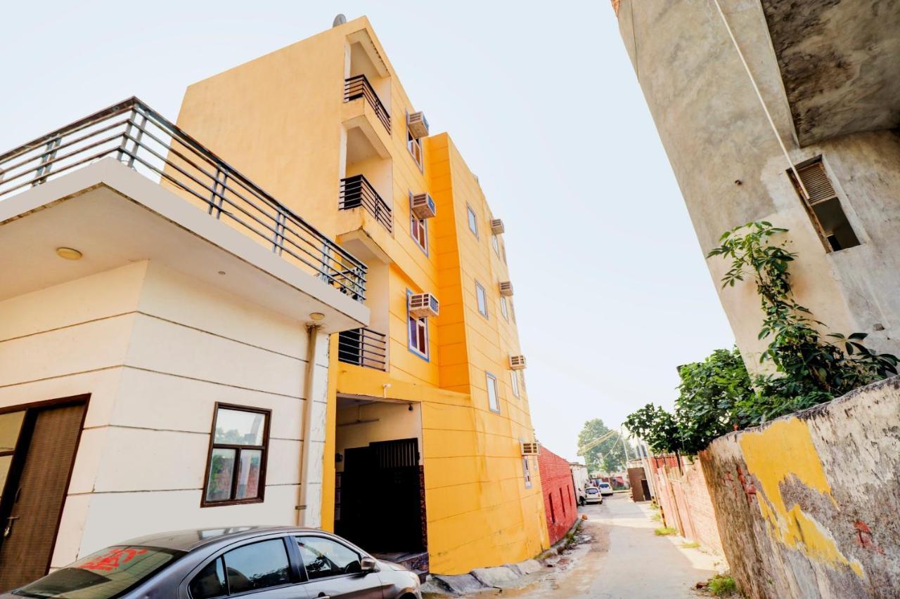 Hotel O Urban Wings New Delhi Bagian luar foto