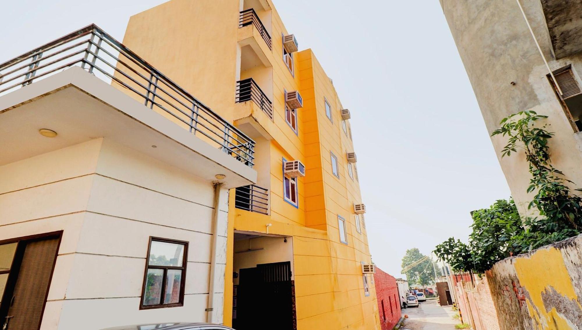 Hotel O Urban Wings New Delhi Bagian luar foto