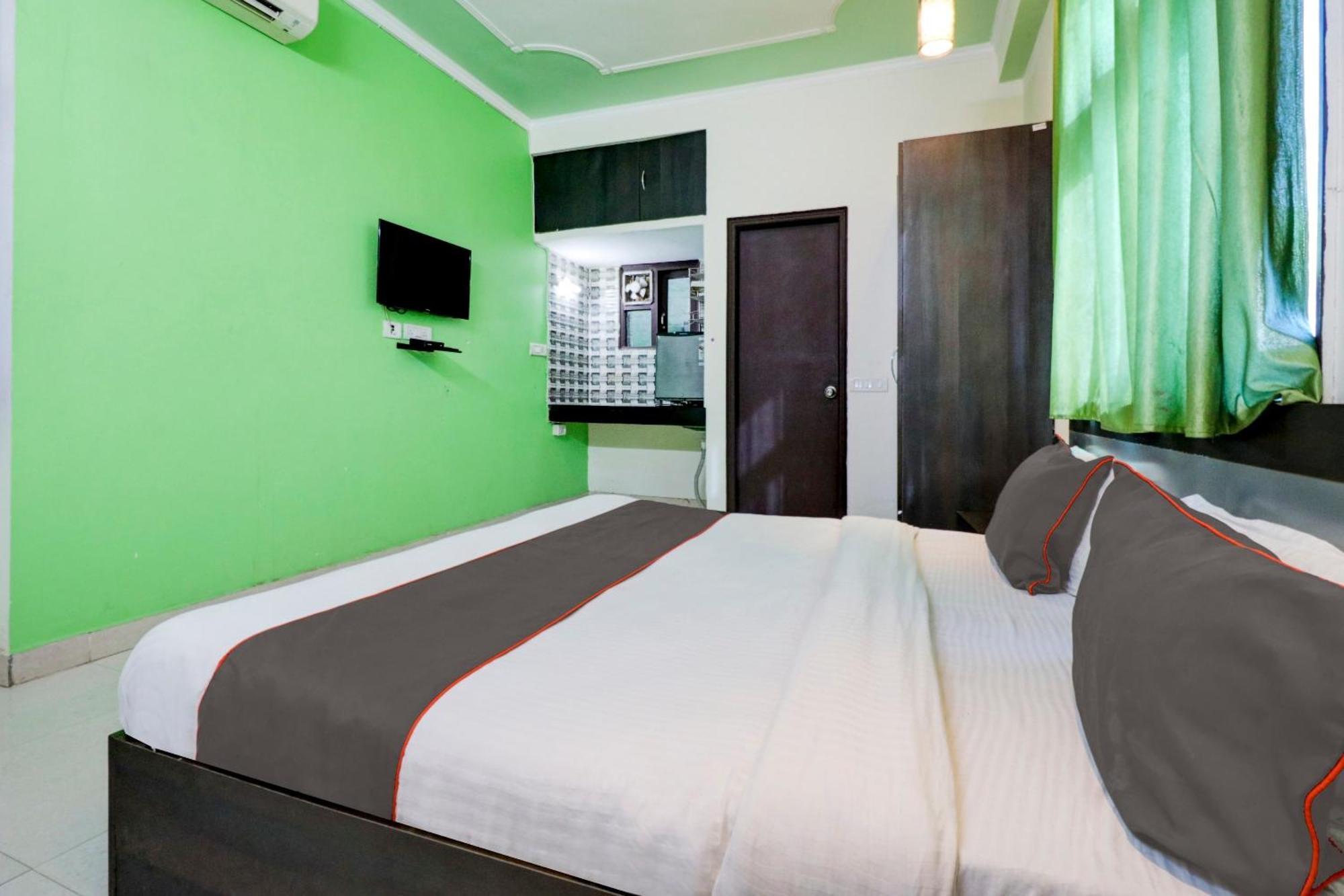 Hotel O Urban Wings New Delhi Bagian luar foto