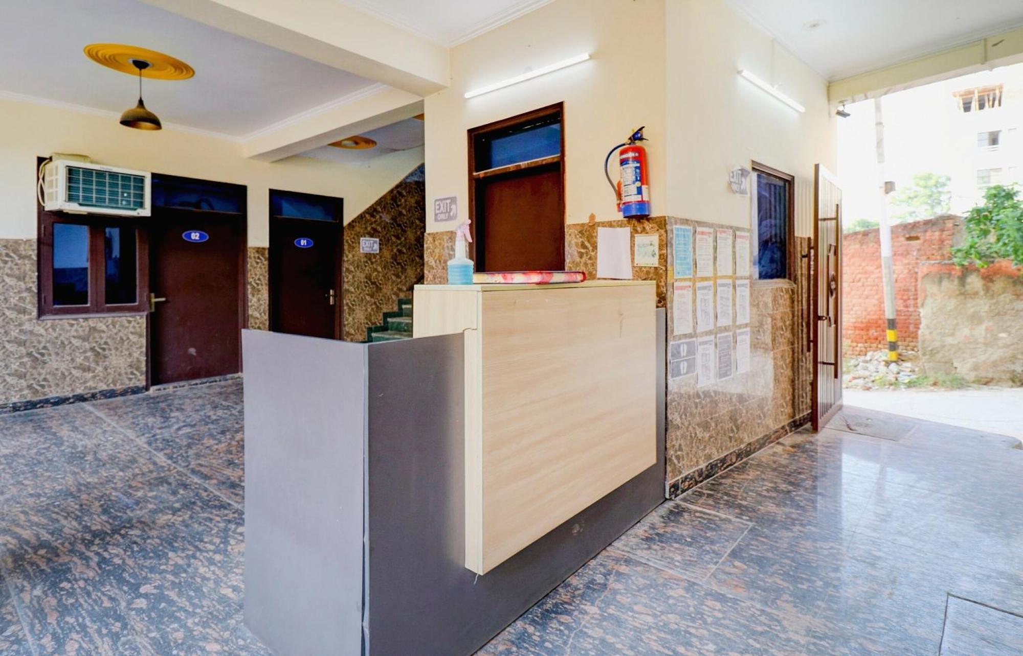 Hotel O Urban Wings New Delhi Bagian luar foto
